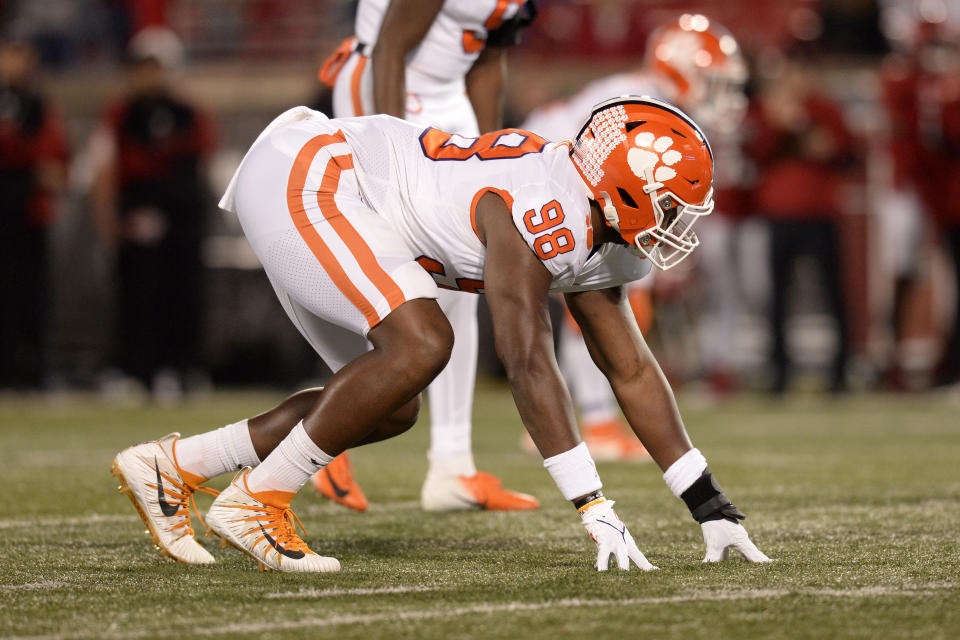 LOUISVILLE, KY - NOVEMBER 06: Clemson Tigers defensive end Myles Murphy (98) lines up for a play during the college football game between the Clemson Tigers and the Louisville Cardinals on November 6, 2021, at Cardinal Stadium in Louisville, Kentucky. (Photo by Michael Allio/Icon Sportswire via Getty Images)