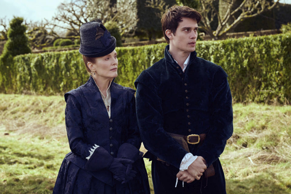 En esta imagen proporcionada por Starz, Julianne Moore, izquierda, y Nicholas Galitzine en una escena de "Mary & George". (Sky UK/Starz vía AP)