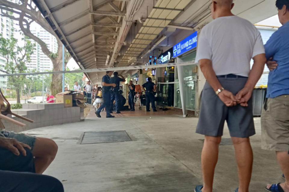 Police officers seen at Block 532 Ang Mo Kio Avenue 10, where the robbery took place. (PHOTO: Facebook / Lion Low)