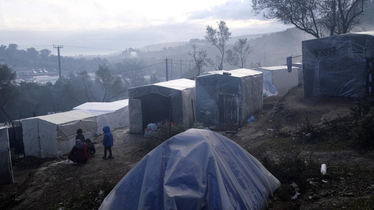 Kinder stehen nach einem Regenguss vor provisorisch errichteten Zelten außerhalb des Flüchtlingslagers Moria auf Lesbos. In und um die Registrierungslager harren mehr als 42.000 Menschen aus.