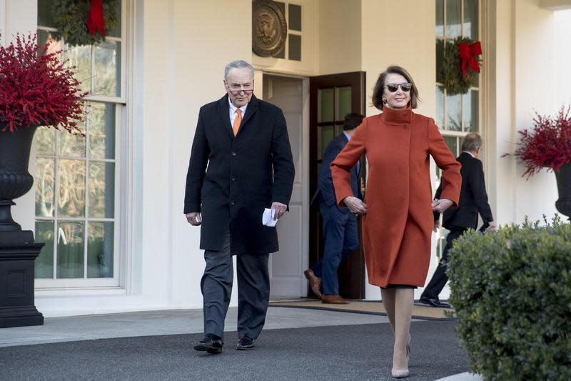 美國眾議院議長南希・裴洛西於2018年時穿著Max Mara FIRE COAT參與華盛頓白宮會議。（華敦提供）