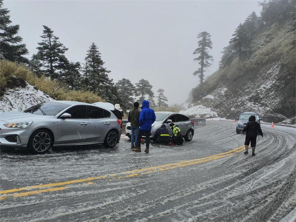 合歡山突迎降雪！遊客「忘帶雪鍊」10多輛車受困　2分局跨區聯手救援