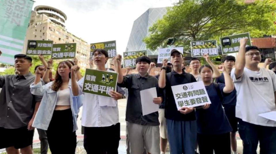 東海大學學生、民間團體等昨日回到客運公車撞死女學生事故現場，沿行人穿越道繞行三圈默哀，並高喊重視行人交通安全。（記者陳金龍攝）