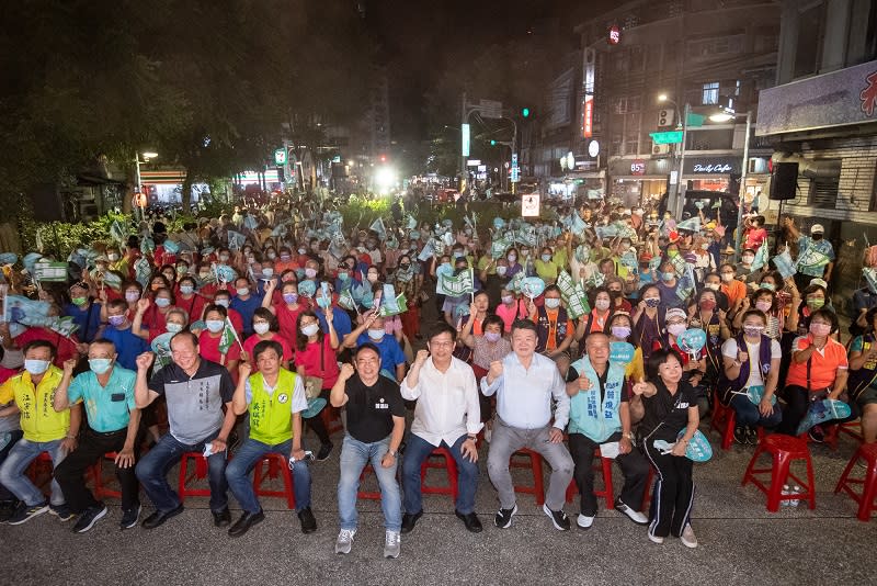 來到土城地區，林佳龍除了向大家推薦曾進益，他也提到當地居民重視的交通建設問題。   圖：林佳龍競選辦公室提供