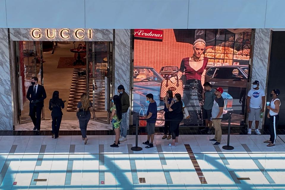 FILE PHOTO: Customers line up to enter a Gucci fashion store at the The Galleria shopping mall after the mall opened during the coronavirus disease (COVID -19) outbreak in Houston Texas, U.S., May 1, 2020. REUTERS/Adrees Latif