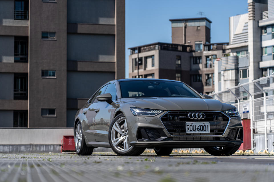 55 TFSI quattro S line 建議售價為 408 萬元。