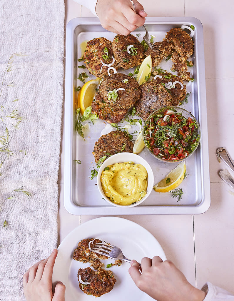 Fishcakes, mayonnaise et salsa