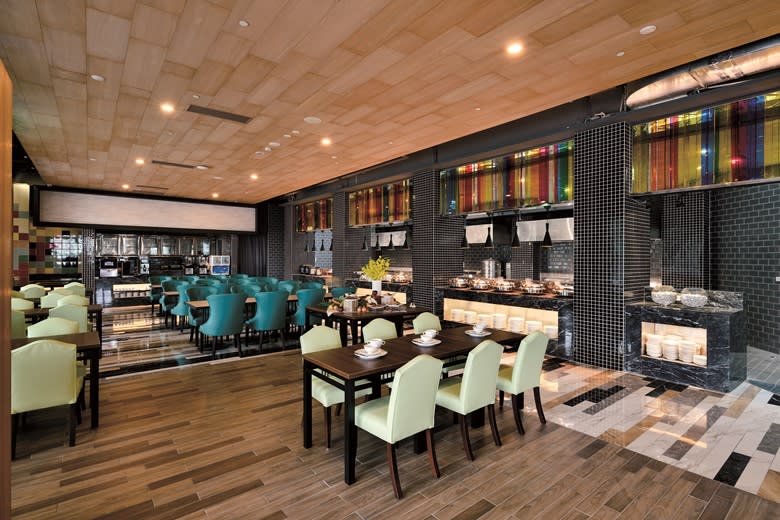 一樓的海遇餐廳，空間設計新穎吸睛，提供中西式自助餐及桌菜。攝影/相 王基守