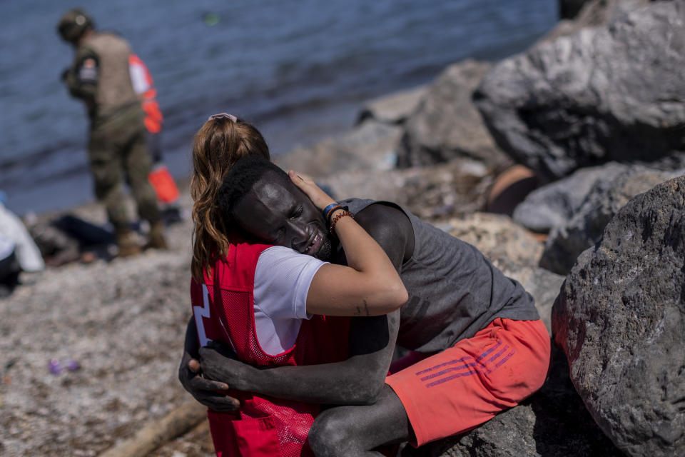 Die Helferin des Spanischen Roten Kreuzes tröstet einen Migranten, und umarmt ihn am Strand in der spanischen Enklave Ceuta. (Foto: Bernat Armangue/AP/dpa)