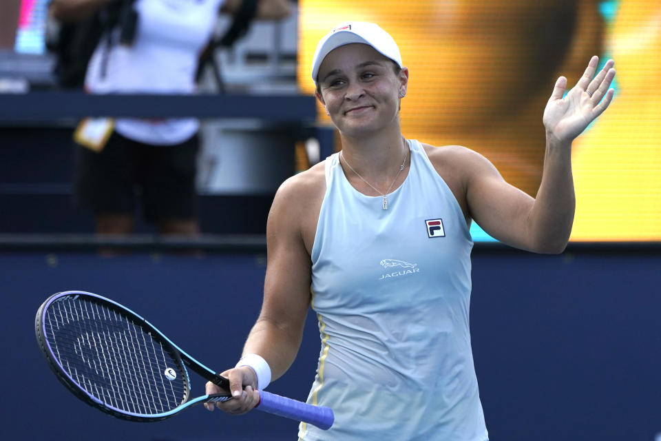 La australia Ashleigh Barty, saluda tras vencer a la ucraniana Elina Svitolina por 6-3, 6-3 en la semifinal del Abierto de Miami el jueves 1 de abril del 2021. (AP Photo/Lynne Sladky)