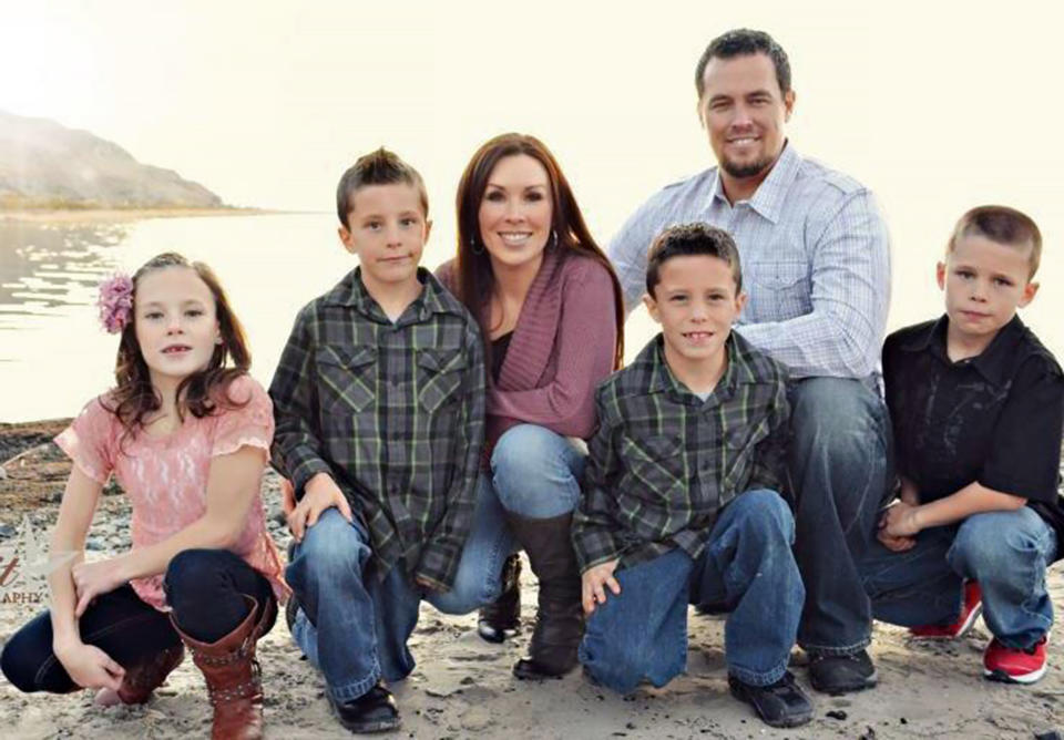 Jenni Thompson and her husband, Bryce, who passed away in 2014, posed with their children Sage, Davin, Creed and Kade in 2011.  (Courtesy Shana Gardner/Starlit Photography)