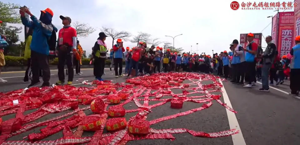 <strong>沒有人點燃鞭炮。（圖／翻攝自白沙屯媽祖網路電視台YouTube）</strong>