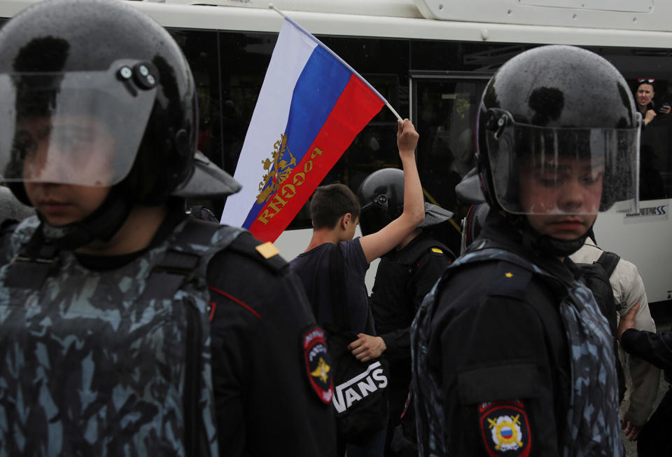 <p>Riot police detain a demonstrator during an anti-corruption protest in St. Petersburg, Russia June 12, 2017. (Anton Vaganov/Reuters) </p>