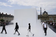 Modelos lucen creaciones de la colección masculina primavera-verano 2023 de Givenchy durante su presentación en París, el miércoles 22 de junio de 2022. (Foto AP/Francois Mori)
