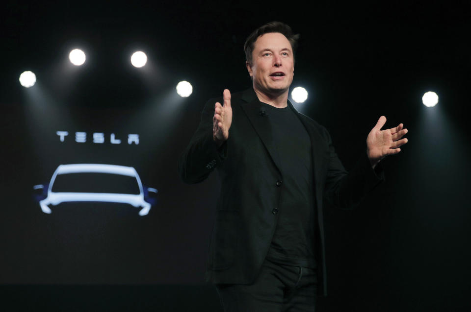 ARCHIVO- El director ejecutivo de Tesla, Elon Musk, habla antes de presentar el Modelo Y en el estudio de diseño de Tesla el 14 de marzo de 2019, en Hawthorne, California. Un juez de Florida dictaminó el viernes 17 de noviembre de 2023 que un jurado debe decidir si Tesla y Elon Musk sobrevendieron el El sistema Autopilot de una empresa de coches eléctricos provocó el accidente mortal de un ingeniero de software que lo activó y quitó las manos del volante.  El juicio está previsto para 2024. (Foto AP/Jae C. Hong, archivo)