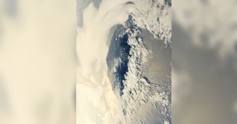 ▲日本太空人野口聰一週六推文，分享一張從國際太空站拍下的台灣被雲海包圍的夕照，這也是他第二度空拍台灣。(圖|翻攝自推特)