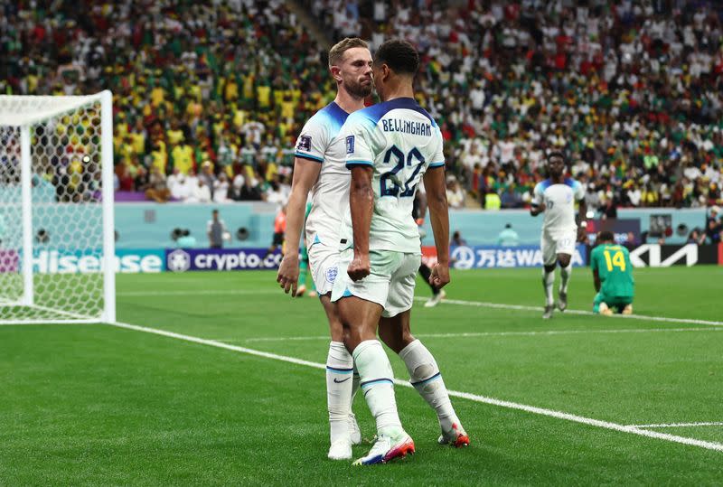 Foto del domingo del futbolista inglés Jordan Henderson celebrando tras marcar ante Senegal con Jude Bellingham