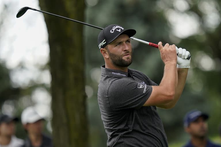 Jon Rahm y su vista clavada en el vuelo de la pelota en el hoyo 10; es el puntero junto con Justin Thomas en Nueva Jersey