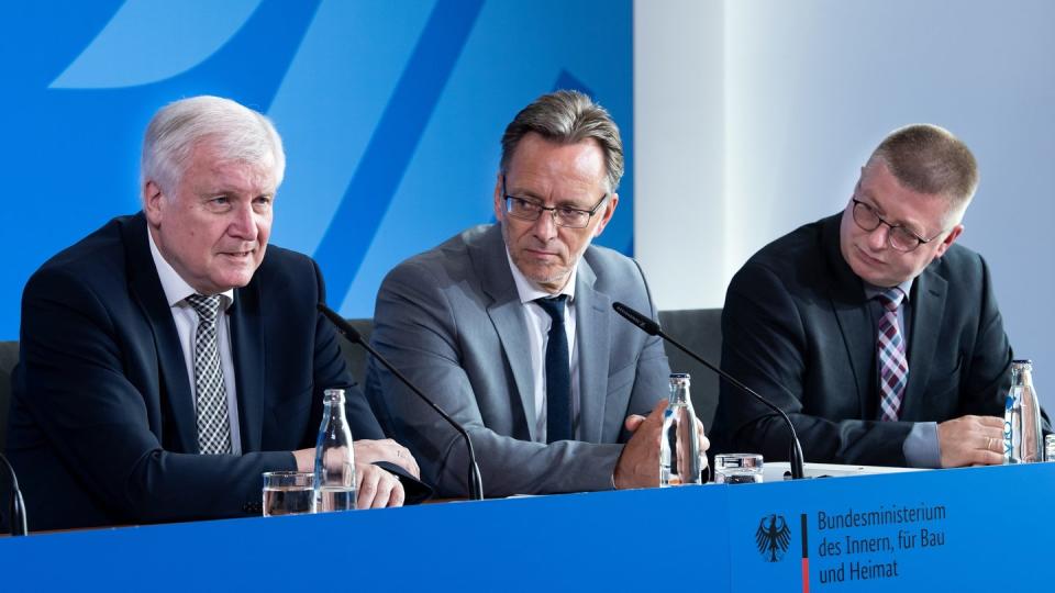 Bundesinnenminister Horst Seehofer (l-r), BKA-Präsident Holger Münch und Thomas Haldenwang, Präsident des Bundesamts für Verfassungsschutz), äußern sich bei einer Pressekonferenz im Bundesinnenministerium zum Mordfall Lübcke. Foto: Benrd von Jutrczenka