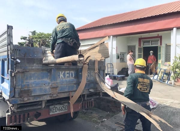 南市勞工局做工行善團協助鹽水地震受災戶拆除受損房屋，以加速後續重建家園施工作業。（記者李嘉祥攝）