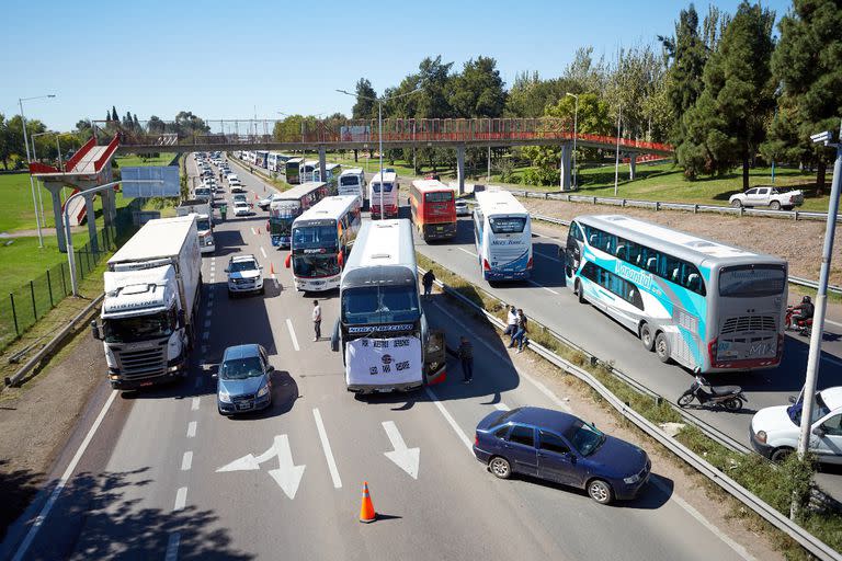 Propietarios y empleados de empresa de turismo cortan el acceso este a la Ciudad de Mendoza, en protesta contra las nuevas medidas del gobierno nacional.