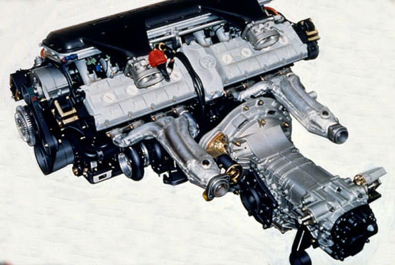 Cizeta V16T採用兩具Lamborghini V8引擎（曲軸凸輪軸都不共用）與變速箱成Ｔ字型結構，是相當罕見的設計