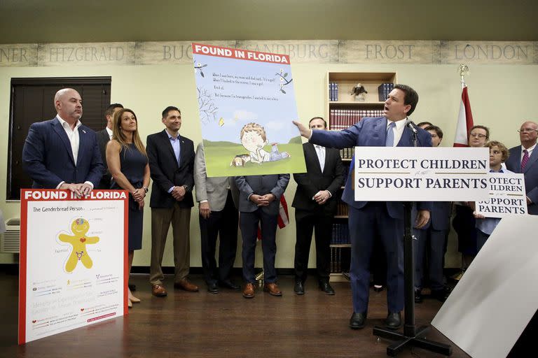 El gobernador de la Florida Ron DeSantis (primer plano, a la derecha) ya había firmado una ley que prohíbe la educación sobre la orientación sexual y la identidad de género desde el jardín de infantes hasta el tercer grado 