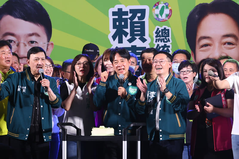 賴清德三重出席音樂晚會  現場開心慶生 民進黨總統參選人賴清德（前右2）6日晚間到新北市 三重區出席音樂晚會，適逢賴清德生日，黨籍立委余 天（前左）及立委參選人李坤城（前右）等人也特別 準備了蛋糕替賴清德慶生。 中央社記者王騰毅攝  112年10月6日 