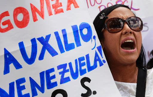 Una periodista protesta por la falta de papel el 28 de enero de 2014 en Caracas (AFP | Juan Barreto)