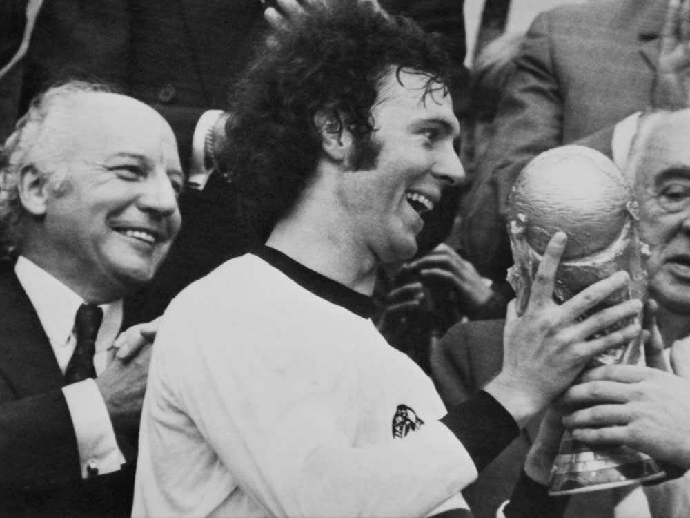 Franz Beckenbauer empfing 1974 den WM-Pokal (-)