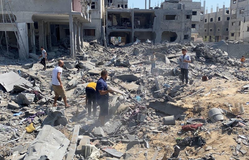 Palestinian people inspect the damage to buildings after Israeli airstrikes in the Al-Sabra neighborhood, central Gaza City.  Hadi Daoud/APA Images via ZUMA Press Wire/dpa