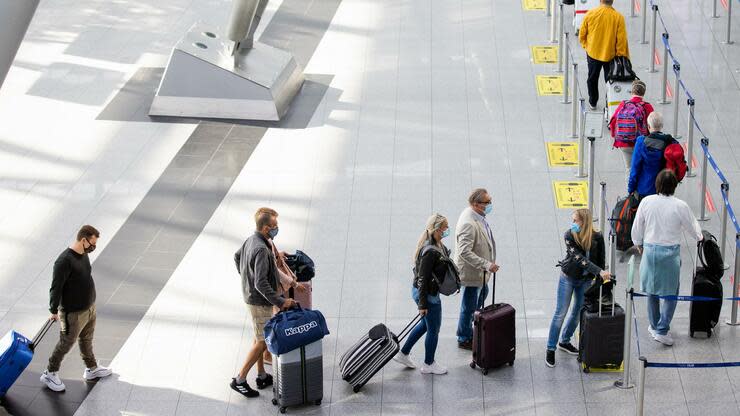 Warten am Check-In in Corona-Zeiten: Wenn weniger Menschen mit dem Flugzeug reisen, brechen auch die Einnahmen durch die Luftverkehrsabgabe weg. Foto: dpa