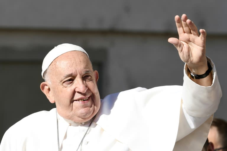 Papst Franziskus ist am Freitag beim G7-Gipfeltreffen in Apulien im Süden Italiens eingetroffen. Der 87-Jährige traf am Mittag mit dem Hubschrauber am Konferenzort Borgo Egnazia ein. (Isabella BONOTTO)