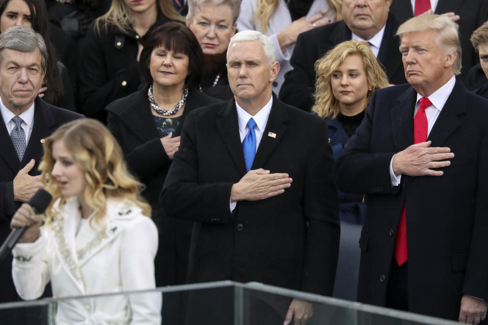 Jackie Evancho cantó el himno nacional de EEUU en la inauguración de Donald Trump y Mike Pence en 2017. (AP Photo/Andrew Harnik, File)