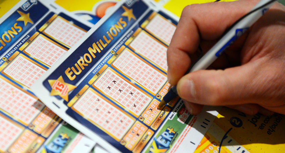 A person fills out a Euromillions lottery form.