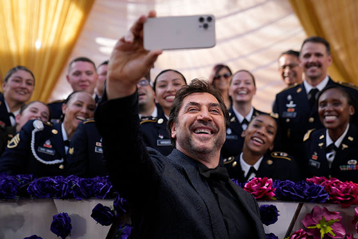 Javier Bardem, feliz haciéndose un selfie en los Oscar