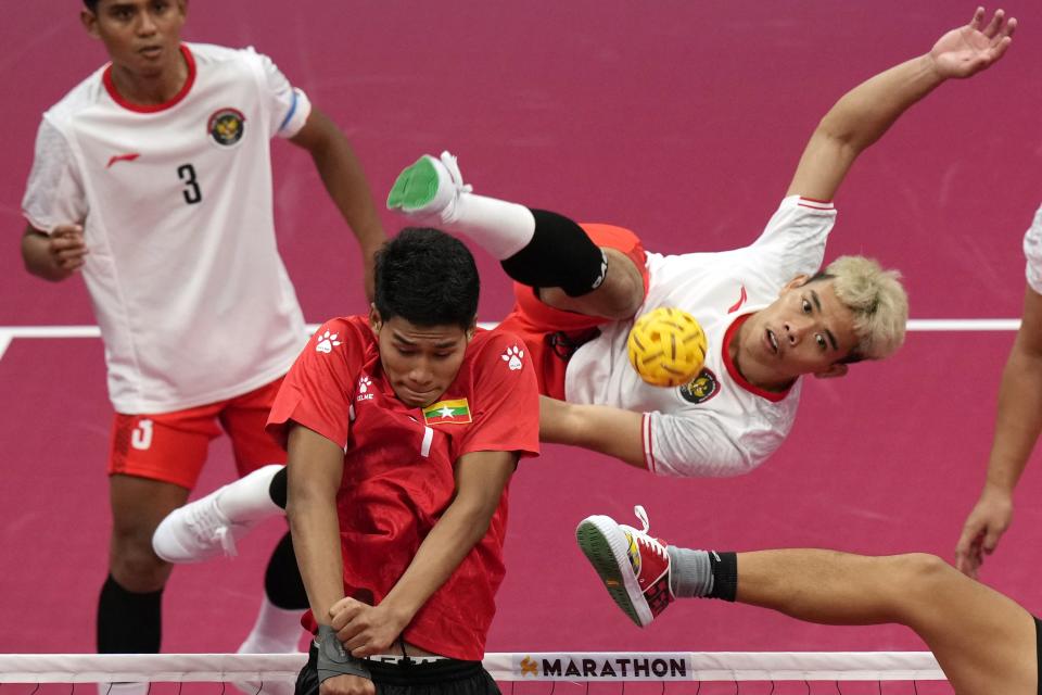 Indonesia's Rusdi Rusdi returns the ball during men's Group A sepaktakraw preliminary match against Myanmar at Jinhua Sports Centre at the 19th Asian Games in Jinhua, China, Jinhua, Monday, Oct. 2, 2023. (AP Photo/Eugene Hoshiko)