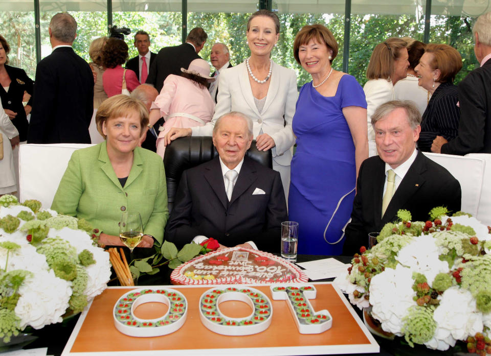 Der Unternehmer und Kultur-Mäzen Werner Otto feiert am 13.08.2009 in seiner Villa in Berlin-Grunewald seinen 100. Geburtstag mit Bundeskanzlerin Angela Merkel (57), seiner Ehefrau Maren Otto (3.v.r.) und Bundespräsident Horst Köhler (68) sowie dessen Ehegattin Eva-Luise (2.v.r., Bild: dpa).