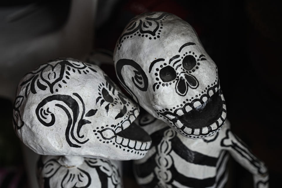 Un alebrije creado por el artista mexicano Israel Mondragón, en su taller en Ciudad de México, el jueves 19 de octubre de 2023. Los alebrijes representan criaturas fantásticas y están hechos de cartón pintado con llamativos colores. (AP Foto/Fernando Llano)