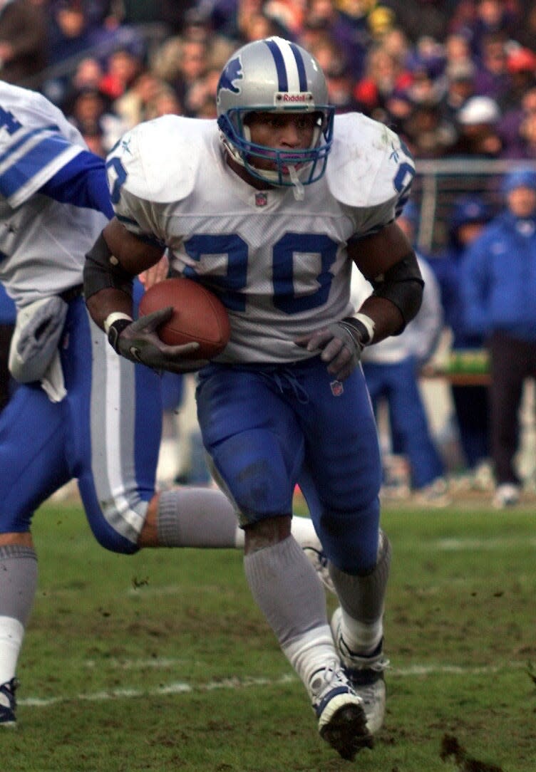 Barry Sanders carries the ball during a game in 1998 against the Baltimore Ravens.