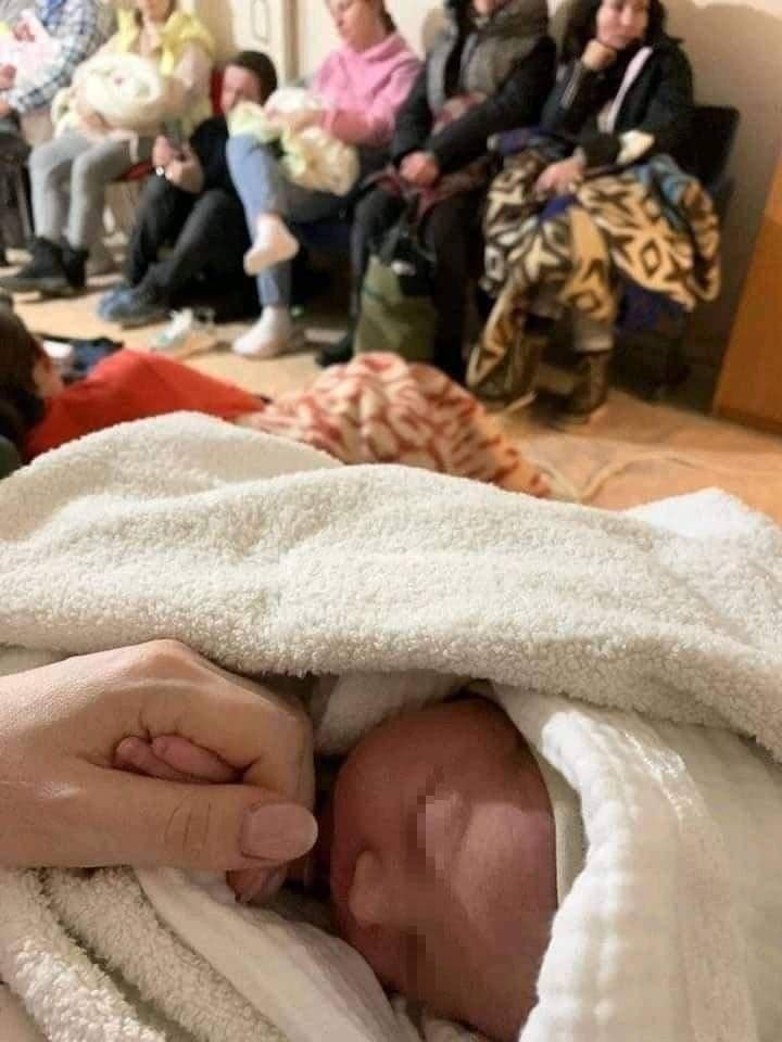 米婭順利誕生，母親緊緊握著她的雙手。（翻攝自推特@MrJMetcalfe）