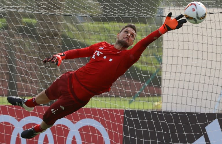 Bayern Munich goalkeeper Sven Ulreich trains at the team's winter training camp in Doha on January 10, 2016