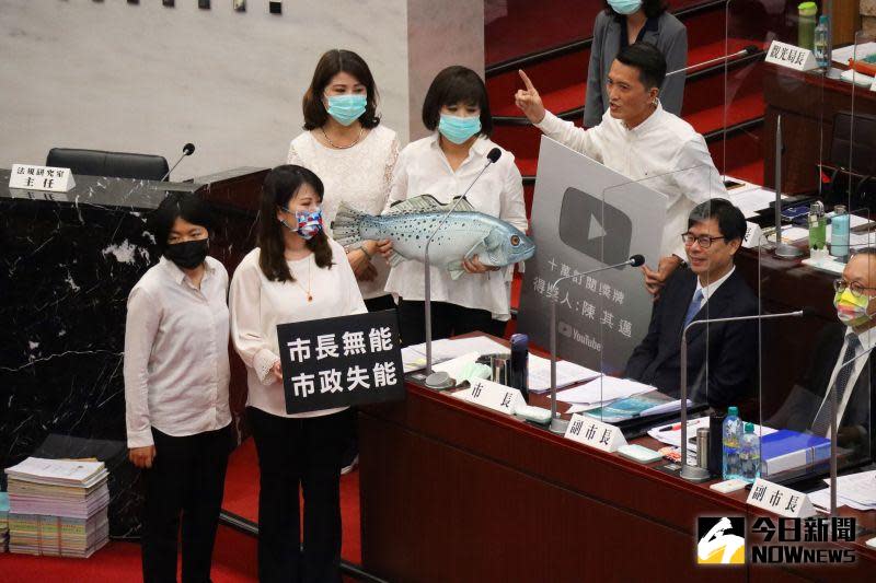 ▲國民黨議員拿出鮭魚要陳其邁「力爭上游」，並送上「10萬訂閱獎牌」，要陳其邁當好市長、不要當網紅。（圖／記者鄭婷襄攝，2021.04.13）