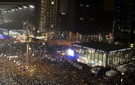 Balloons which were part of the installation 'Lichtgrenze' (Border of Light) are released at Potsdamer Platz in Berlin, November 9, 2014. REUTERS/Thomas Krumenacker