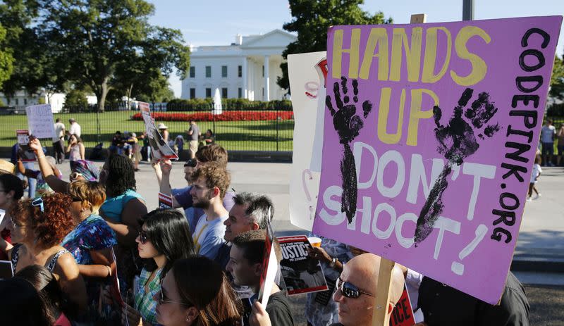 Lors d'une manifestation la semaine dernière à Washington devant la Maison blanche pour demander une enquête approfondie sur les circonstances de la mort de Michael Brown à Ferguson. Le département américain de la Justice a confirmé jeudi l'ouverture d'une enquête sur le comportement de la police de cette ville du Missouri, où la mort de cet adolescent noir tué le 9 août dernier par un policier blanc a déclenché des émeutes raciales. /Photo prise le 28 août 2014/REUTERS/Larry Downing