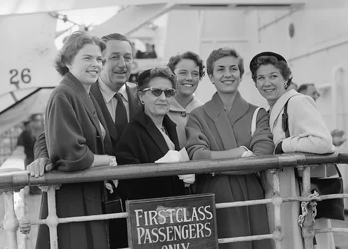 Walt Disney con su mujer Lillian y sus hijas Diane y Sharon Mae