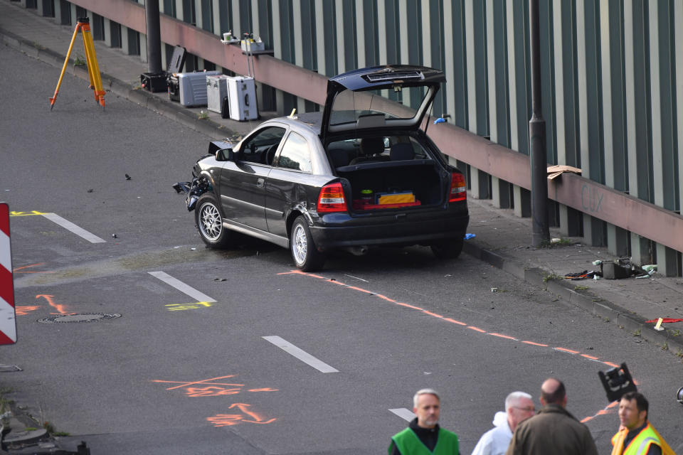 19 August 2020, Berlin: Investigators are working on the Berlin city motorway A100 near the Alboinstrasse exit. The State Security is investigating a man who caused the city highway to be closed for hours and was carrying an alleged ammunition box. According to initial findings, the driver had previously caused several accidents and then announced that the box contained a "dangerous object", a police spokeswoman said during the night. Photo: Paul Zinken/dpa-Zentralbild/dpa (Photo by Paul Zinken/picture alliance via Getty Images)