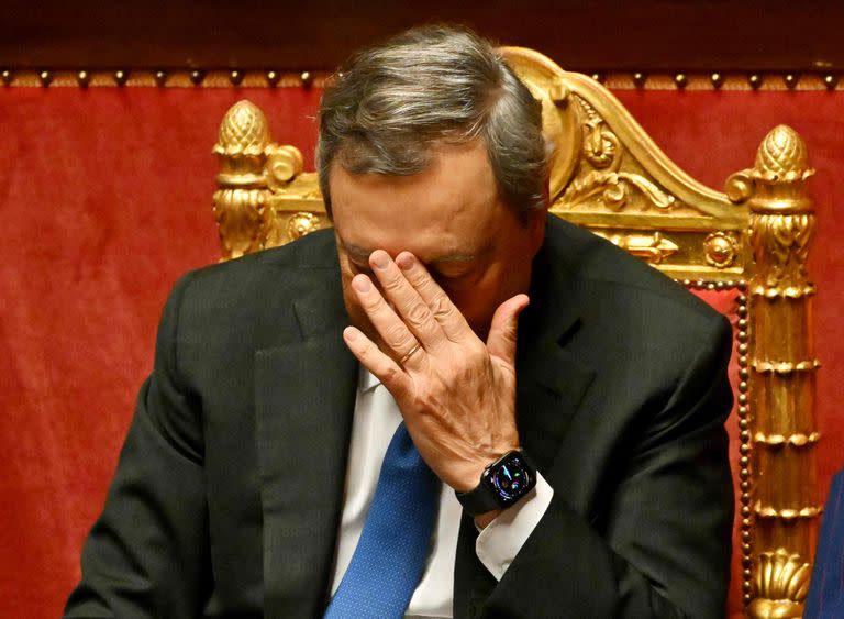 El primer ministro de Italia, Mario Draghi, reacciona durante el debate sobre la crisis del gobierno tras su renuncia la semana anterior, en el Senado de Roma el 20 de julio de 2022