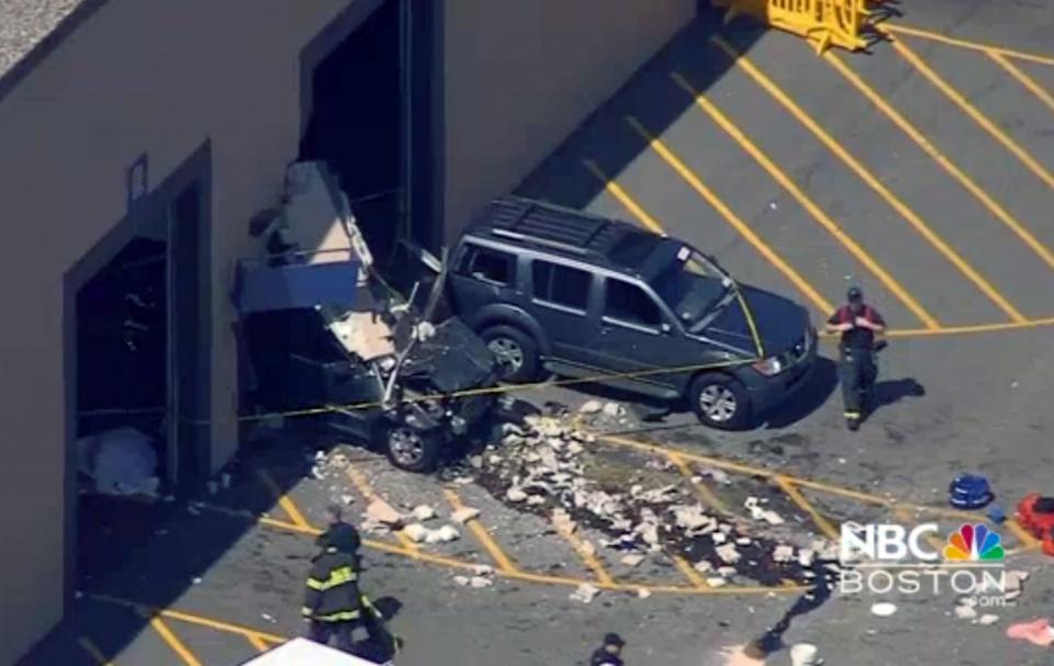 <p>Vista exterior del accidente que sucedió dentro de un galpón de subastas en Boston. (AP) </p>