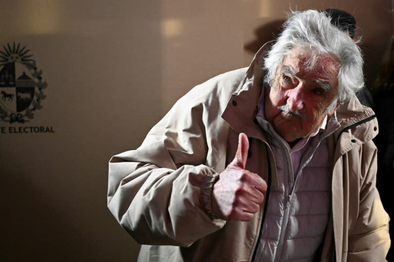 El expresidente uruguayo José Mujica saluda al depositar su voto en las elecciones primarias uruguayas, en Montevideo, el 30 de junio de 2024 (Eitan ABRAMOVICH)